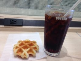 ドトールコーヒーのレギュラーとワッフルです。