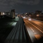 夜の高速道路