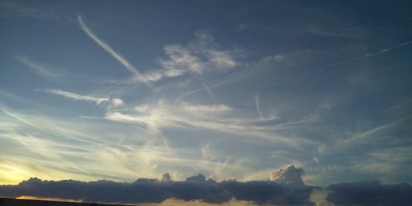 車の助手席から見えた空